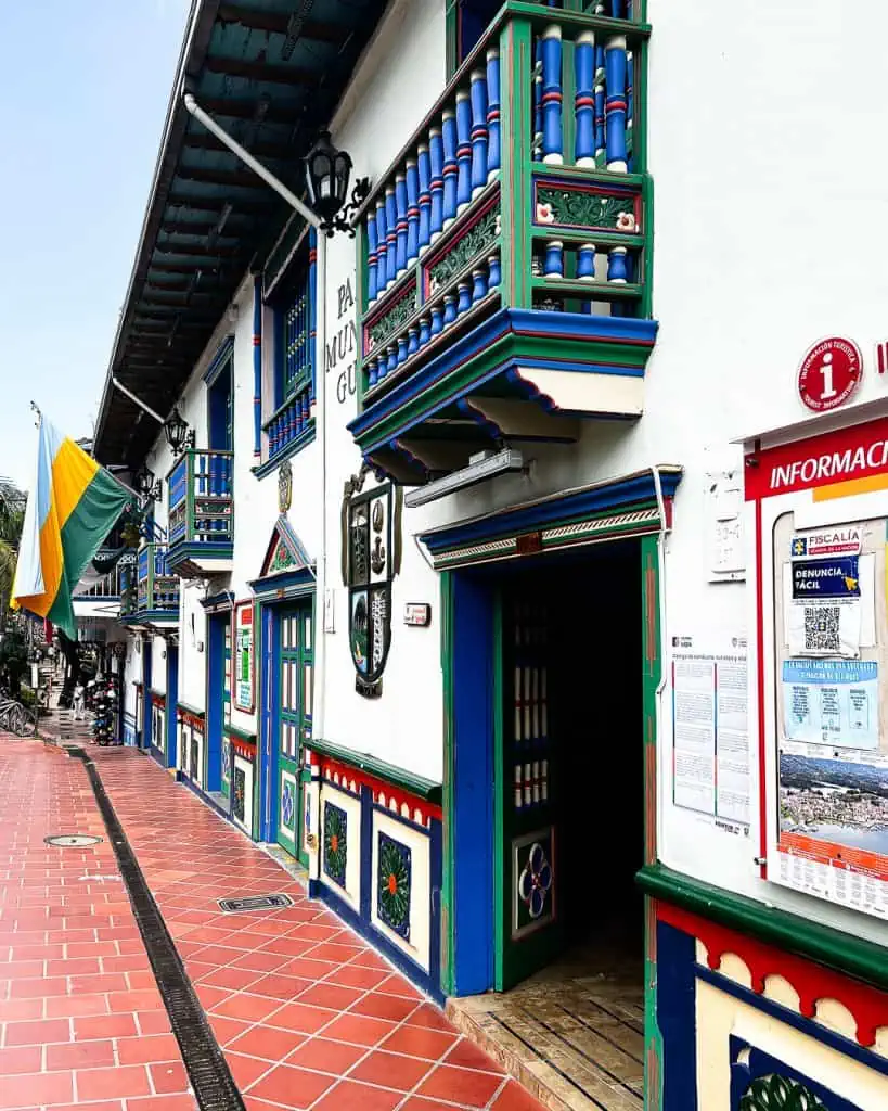 Bunte Straßen in Guatapé Kolumbien