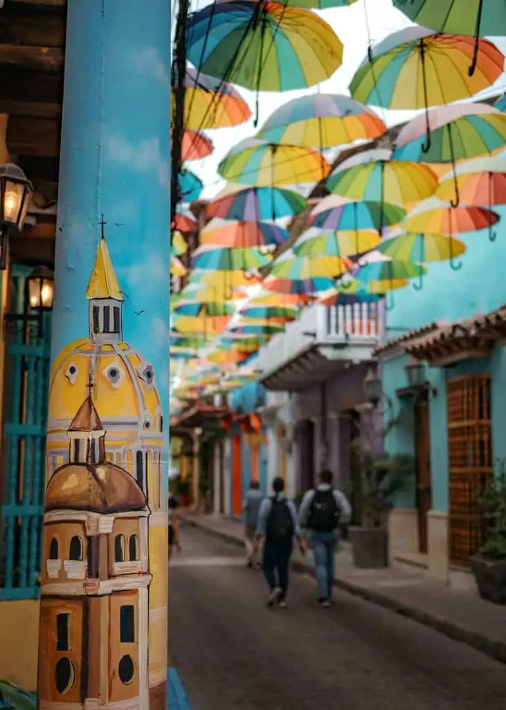 Gasse mit bunten Regenschirmen in Getsemani Cartagena