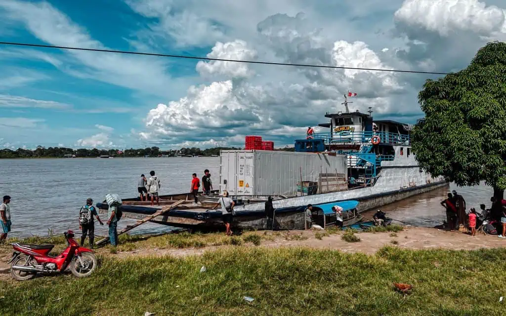 Frachtschiff nach Iquitos
