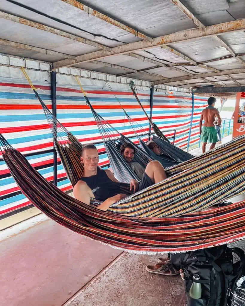 In Hängematten auf dem Frachtschiff nach Peru