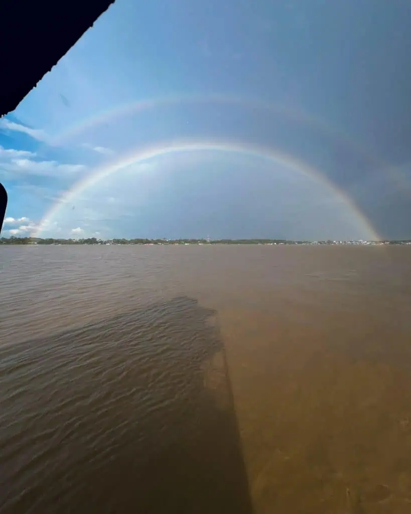 Regenbogen am Amazonas