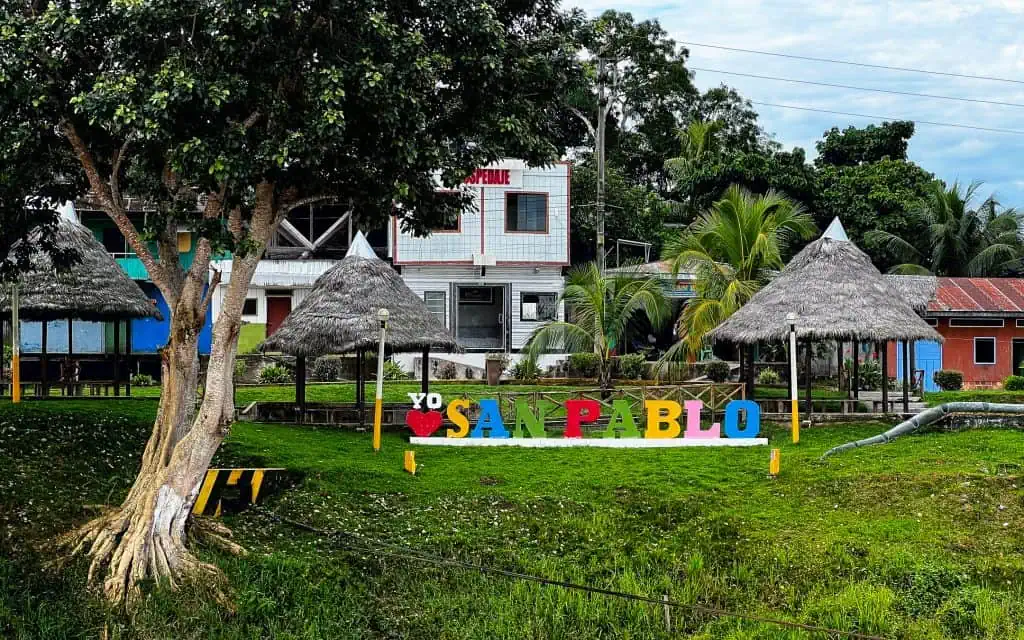 Peruanische Dorf am Amazonas