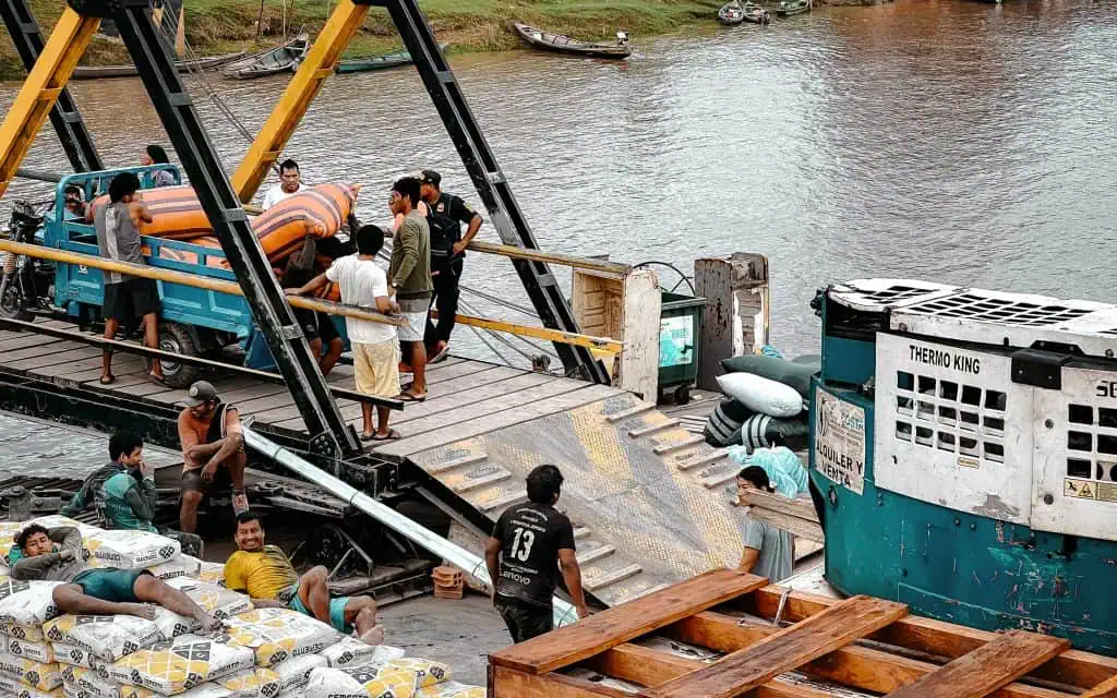 Amazonas Frachtschiff wird beladen