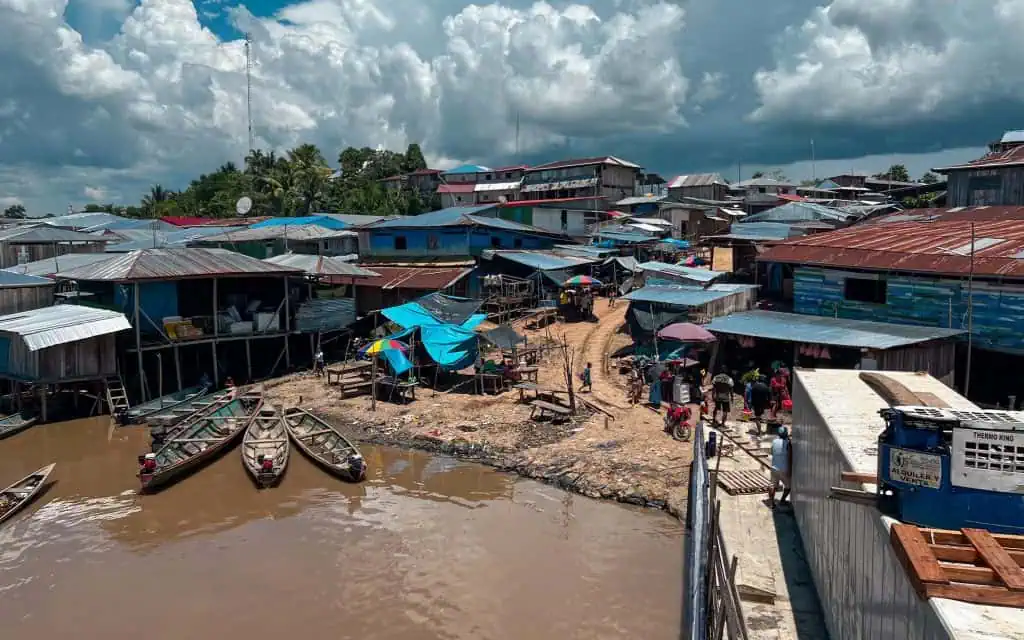 Amazonas Dorf vom Frachtschiff aus