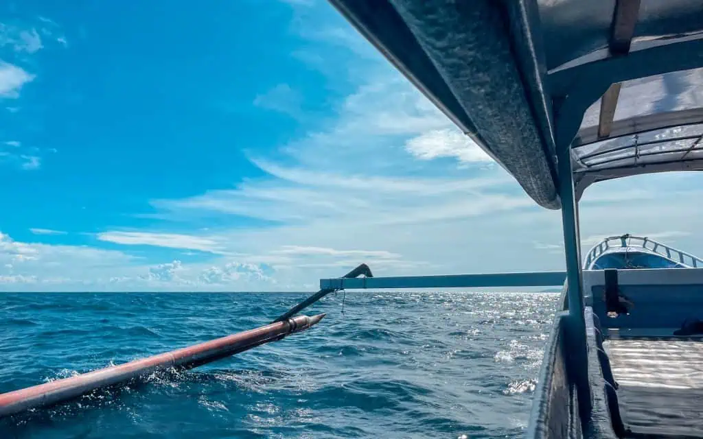 Fortbewegung auf den Togian Inseln mit dem Holz-Boot
