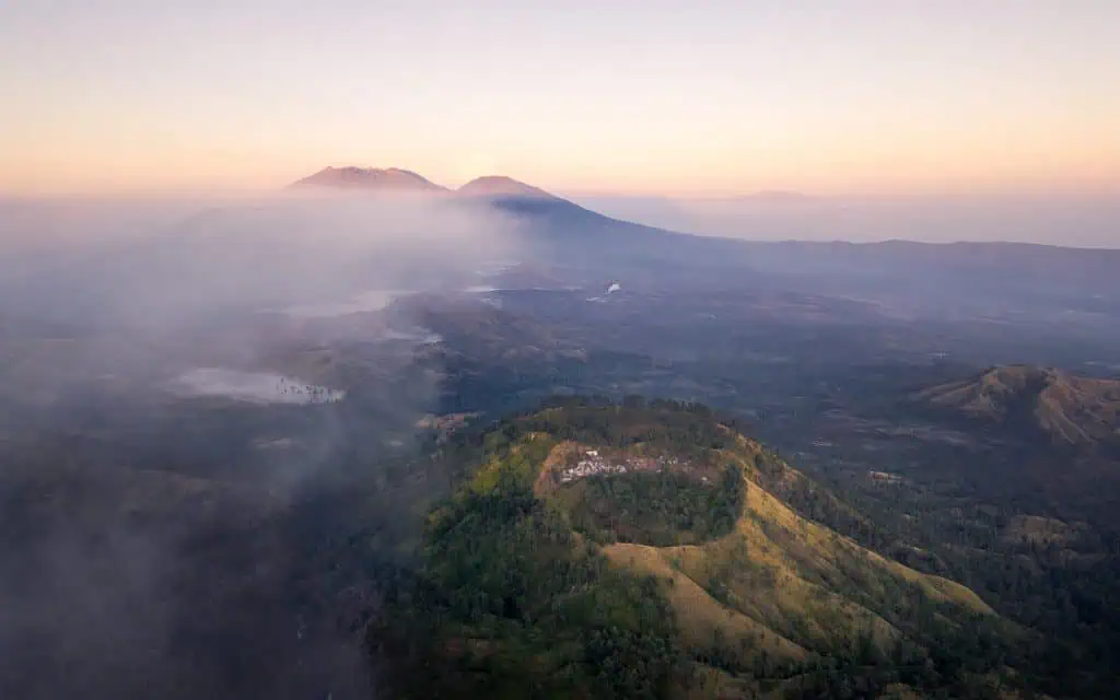 Ausblick auf die umliegenden Vulkane vom Kraterrand des Ijen Java