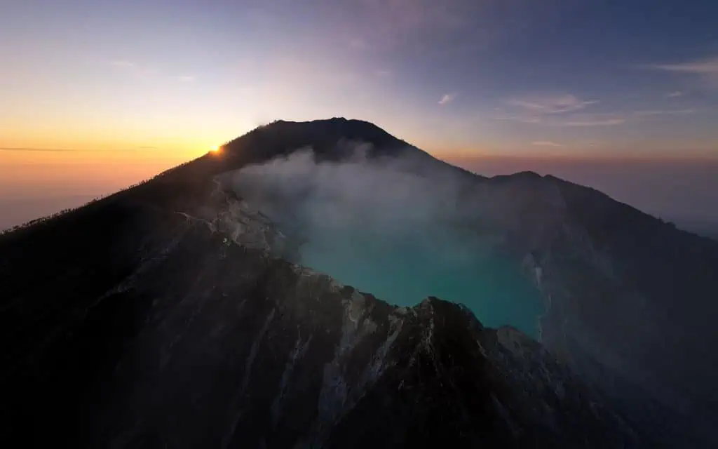Sonnenaufgang am Kawah Ijen auf Java Indonesien
