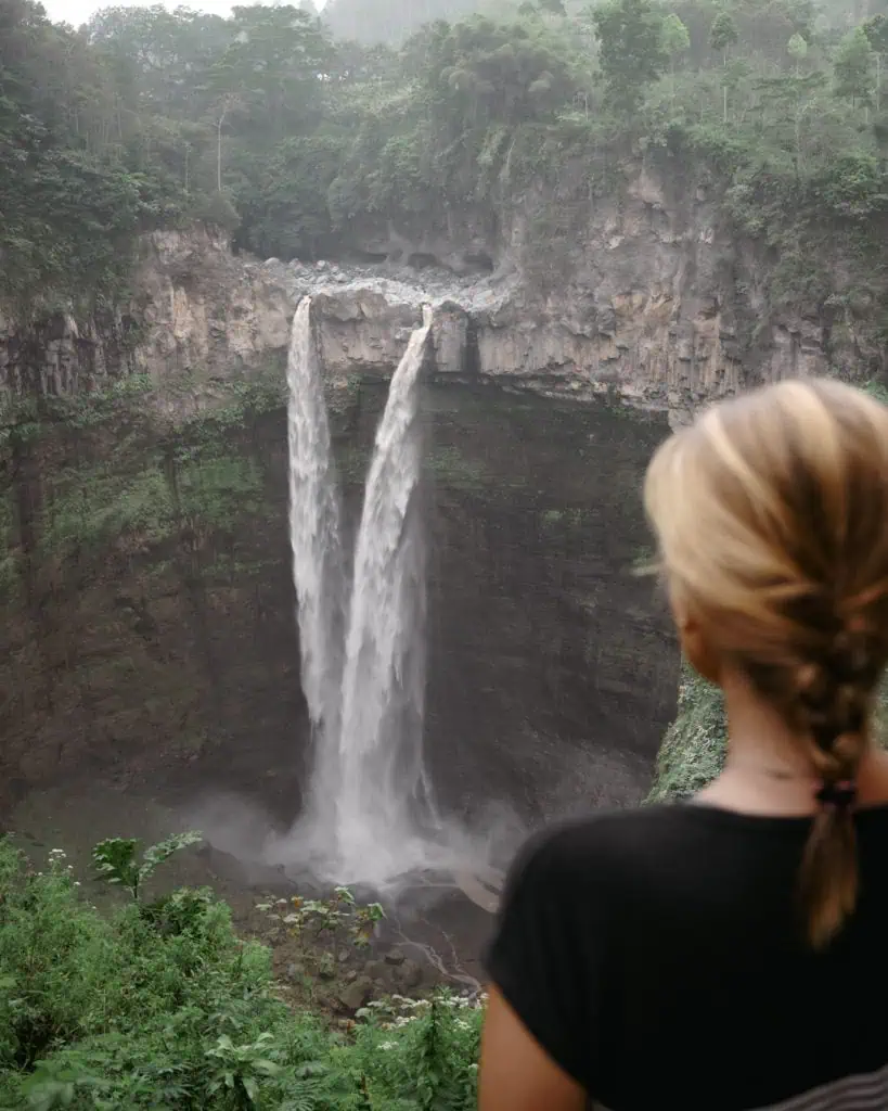 Coban Sriti Wasserfall in der Nähe des Tumpak Sewu auf Java Indonesien