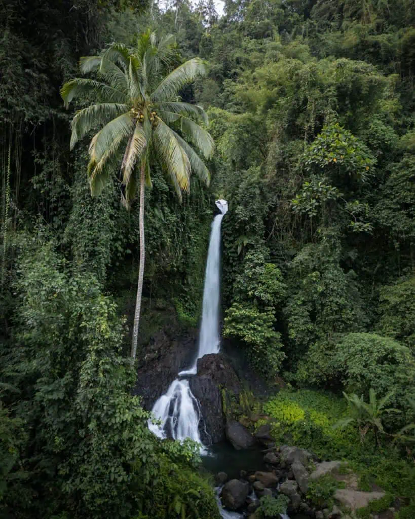 Geheimer Wasserfall in Sidemen auf Bali