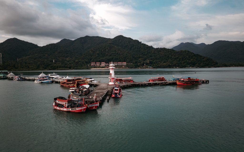 Leuchtturm am Dorf Bang Bao auf Koh Chang Thailand