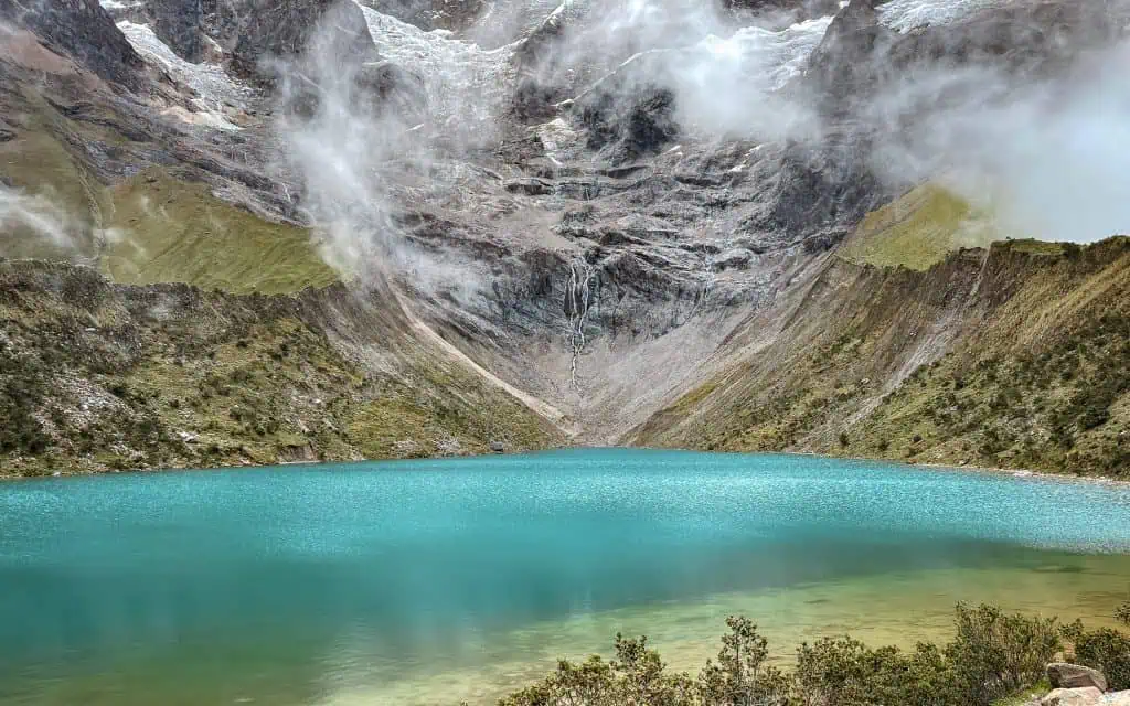 Laguna Humantay mit türkisblauem Wasser und schneebedecktem Gletscher