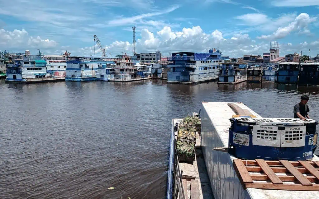 Einfahrt mit dem Amazonas Frachtschiff in den Hafen von Iquitos Peru