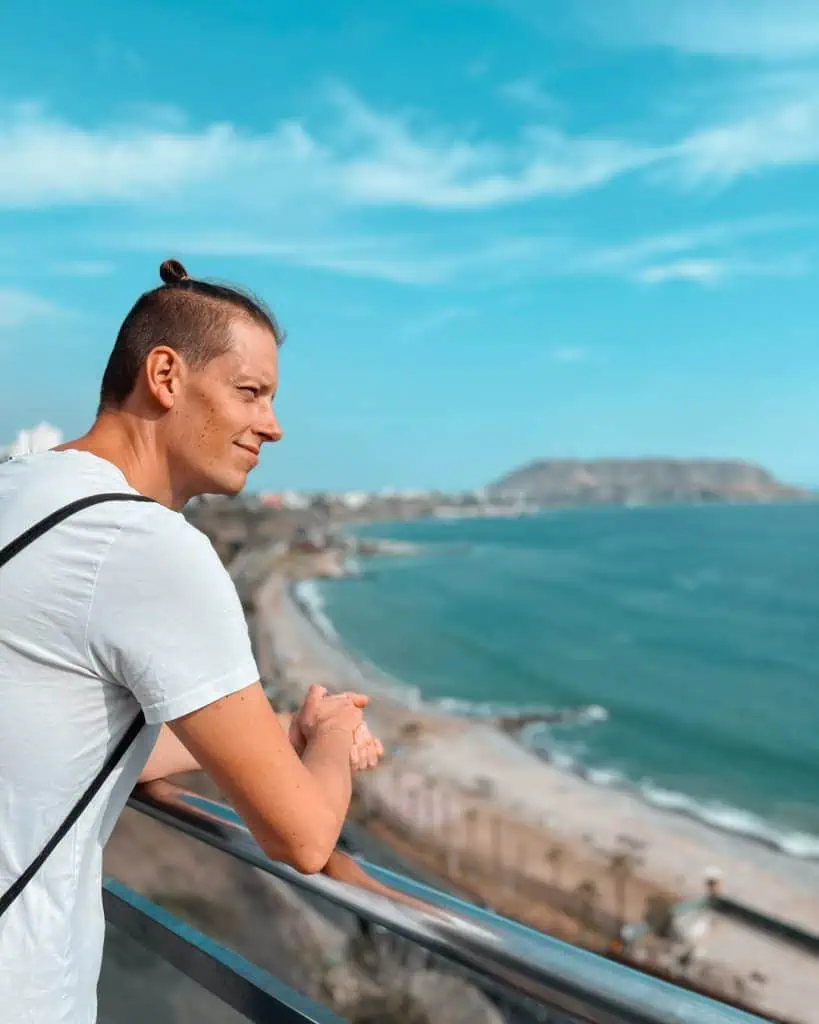 Spaziergang auf dem Malecón in Miraflores, Lima
