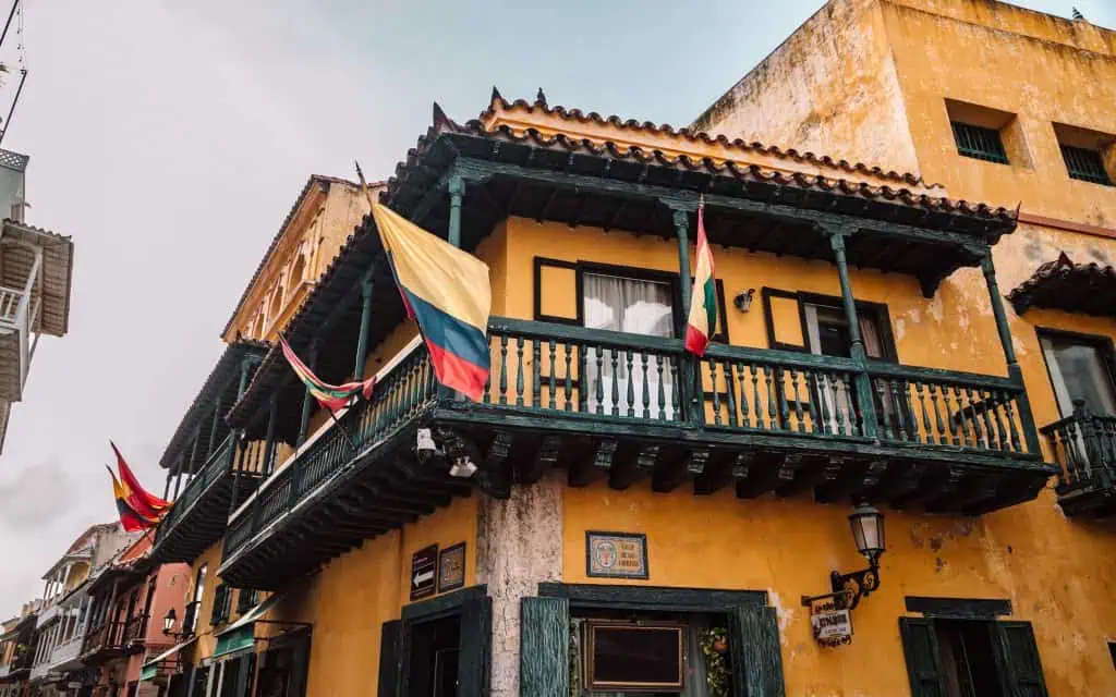 Kolumbianische Flagge an historischem Gebäude in Cartagena