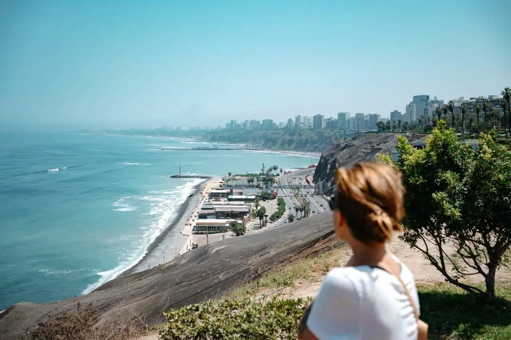 Blick auf den Stadtstrand in Lima vom Malecón in Miraflores