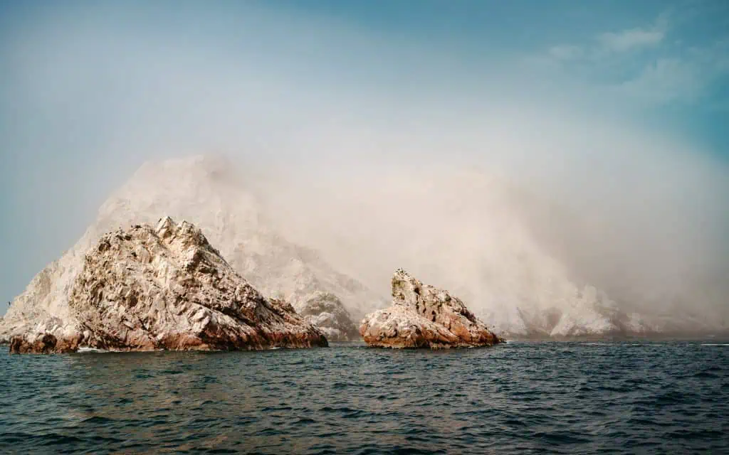Ballestas Islands im Nebel in Peru