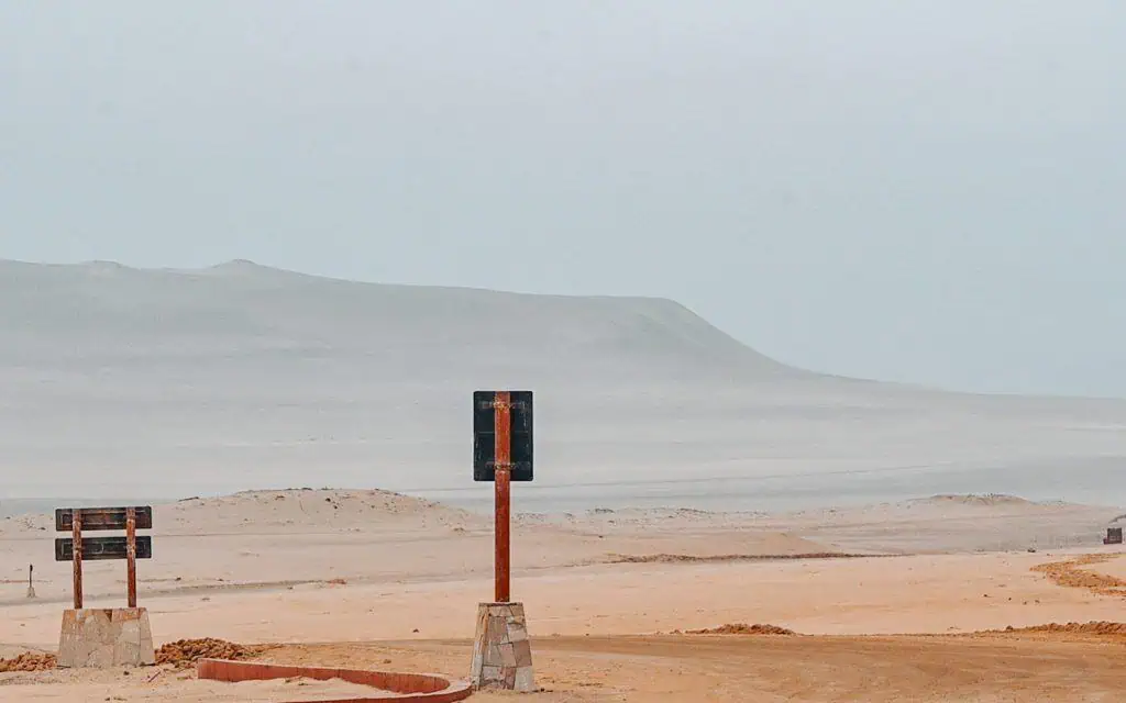 Wüste am Rande des Paracas Nationalparks in Peru