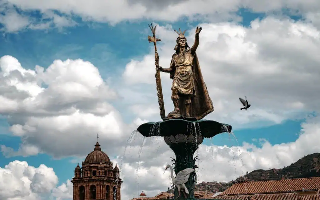 Statue des Inka-Königs Pachacutec auf der Plaza de Armas in Cusco, Peru