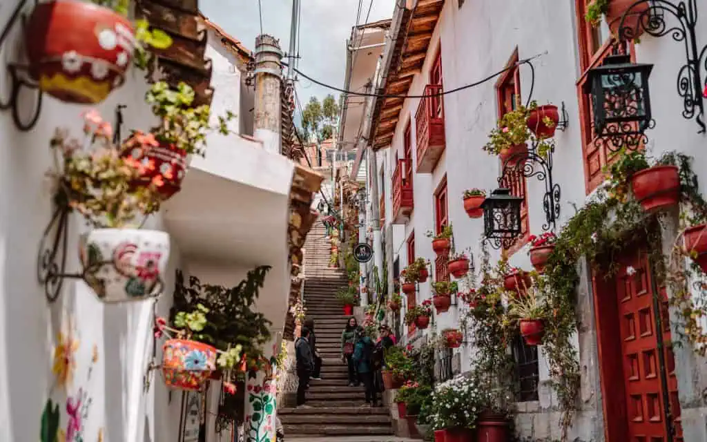 Gassen im San-Blas-Viertel in Cusco mit traditionellen Balkonen