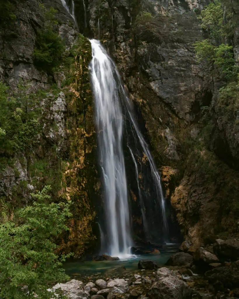 Highlight einer Albanien Wanderung - Grunas Wasserfall in den Albanischen Alpen