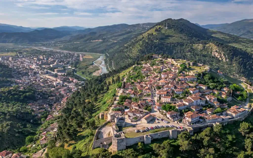 Drohnenaufnahme vom Berat Castle in Albanien