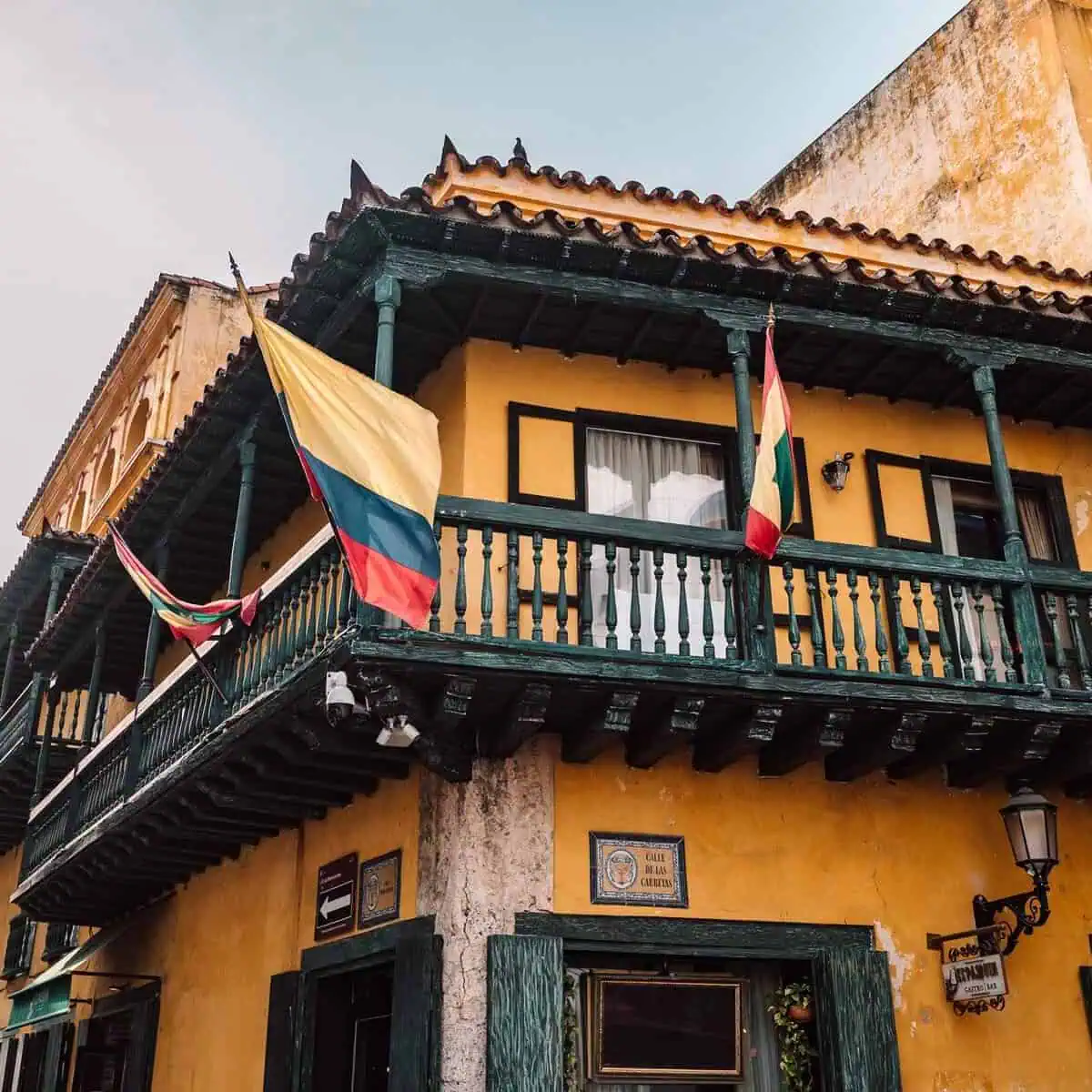 Kolumbianische Flagge an historischem Gebäude in Cartagena