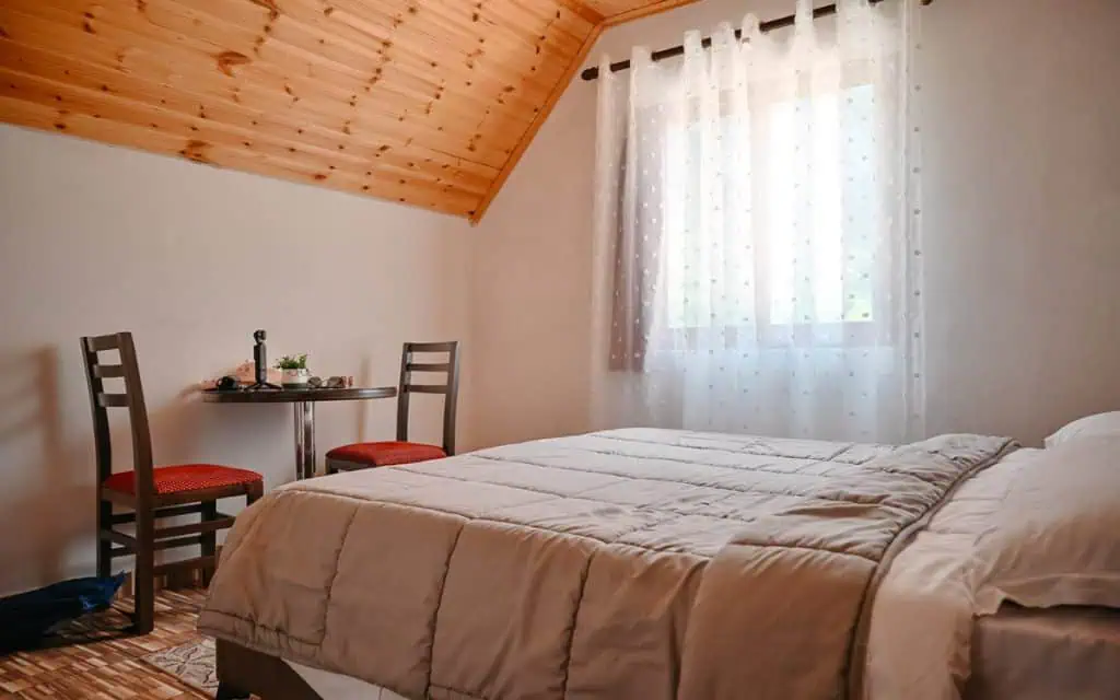 Gemütliches Zimmer in den Bergen von Albanien - Übernachtung in Theth