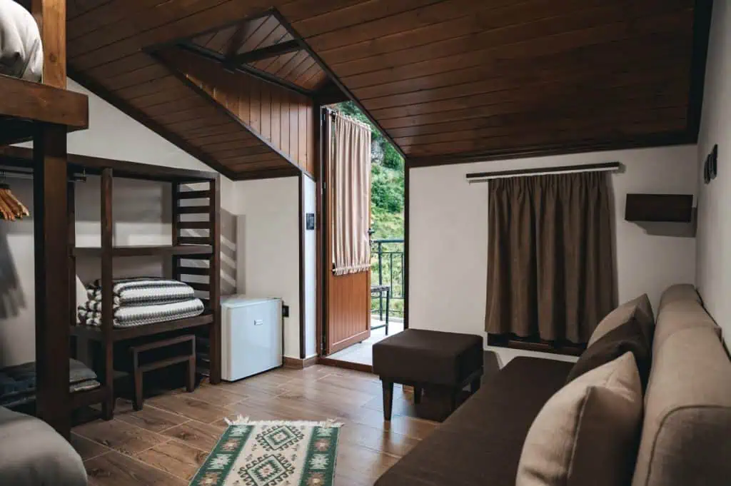 Familienzimmer mit traditionellen Details im Kale Guesthouse - Hotel in Gjirokastra