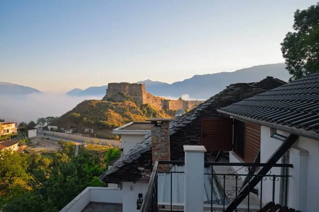 Aussicht vom Balkon über Gjirokastra - beste Unterkunft der Albanien Rundreise