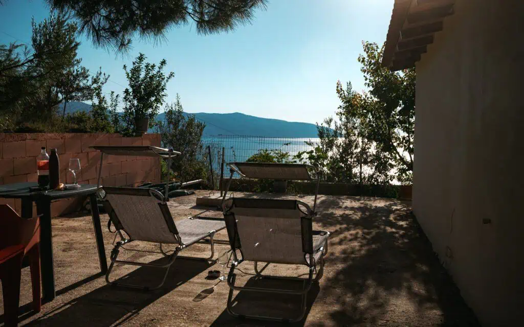 Sonnenliegen mit Meerblick in Vlora -Unterkunft für einen entspannten Albanien Urlaub am Meer