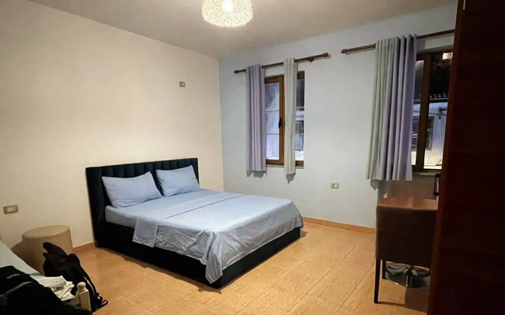 Dreibettzimmer im My Hostel – günstiges Hotel in Albanien auf Rundreise