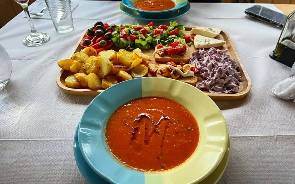 Abendessen aus eigenem Anbau in der Unterkunft in Theth
