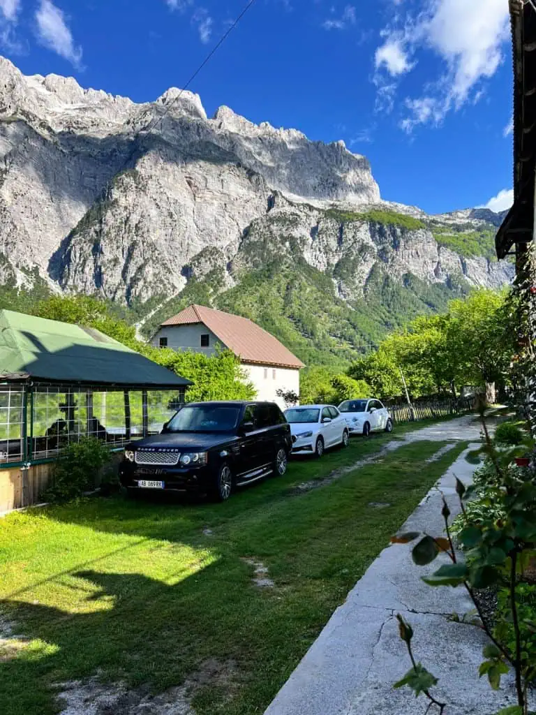 Blick von der Bujtina Kometa in Theth Albanien - Unterkunft mit Bergpanorama
