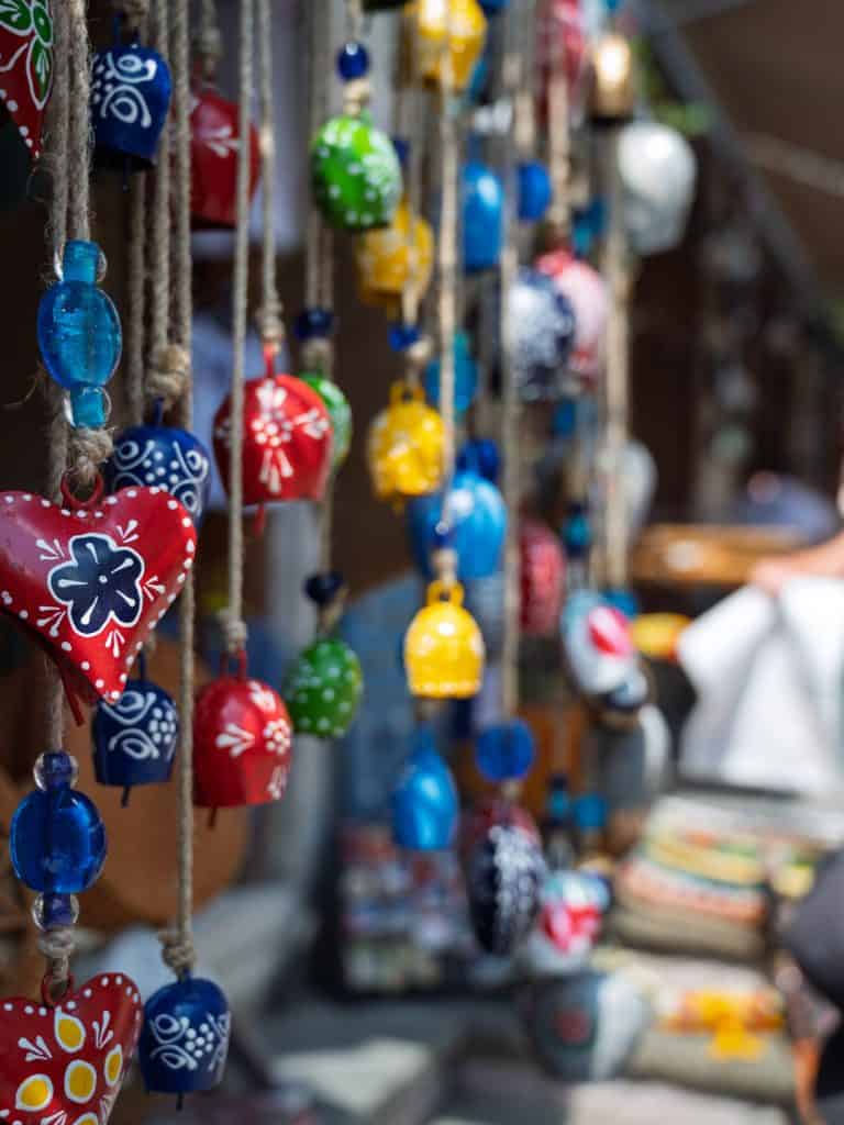 Souvenirs in der Altstadt von Gjirokastra Albanien