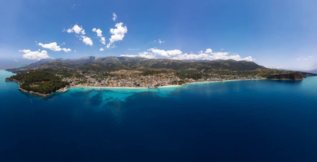 Himara Albanien Drohnenaufnahme vom Wasser auf die Stadt