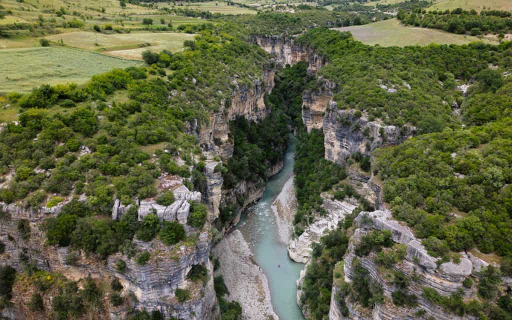 Drohnenaufnahme vom Osumi Canyon in Albanien