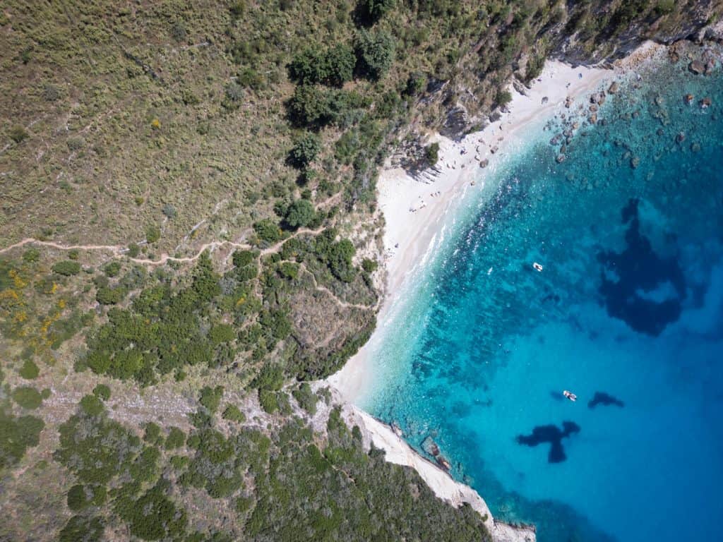Drohnenaufnahme vom Filikuri Beach Albanien