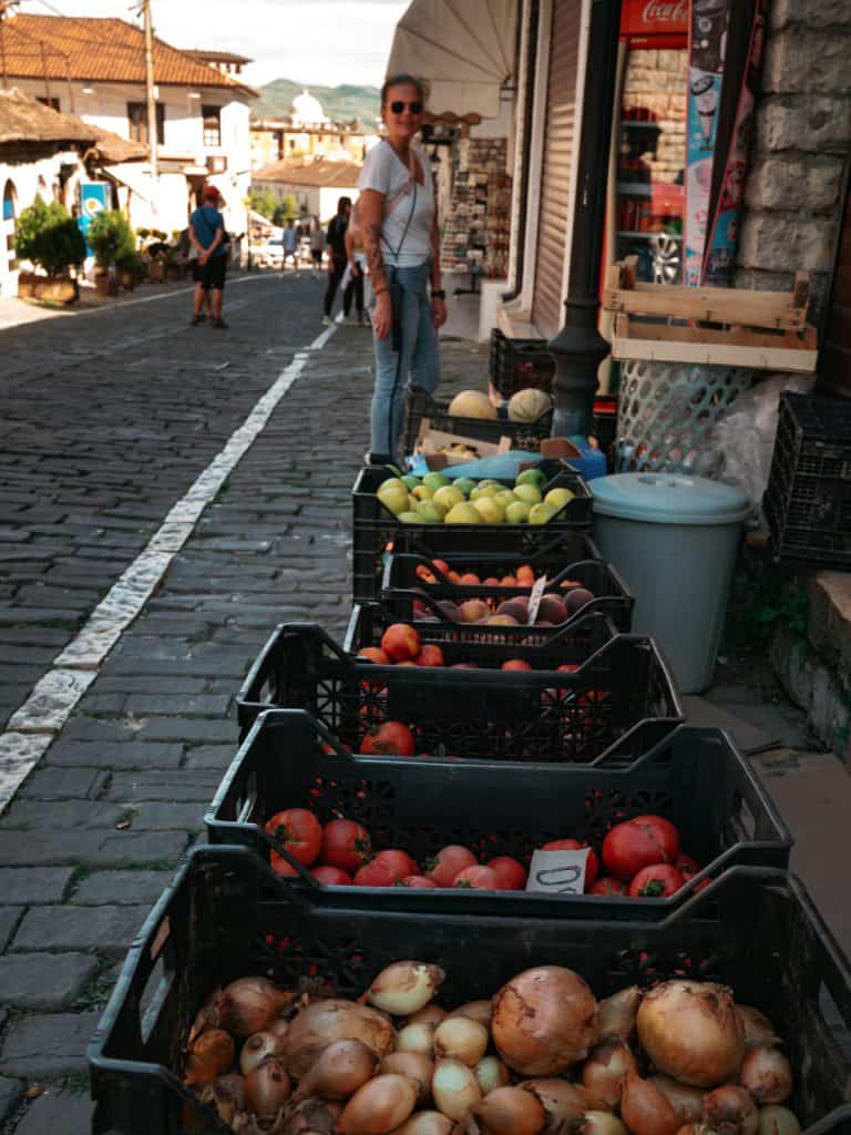 Bezahlen in Albanien – Gemüsestand auf dem Markt in Berat