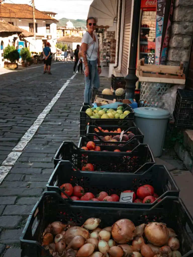 Bezahlen in Albanien – Gemüsestand auf dem Markt in Berat