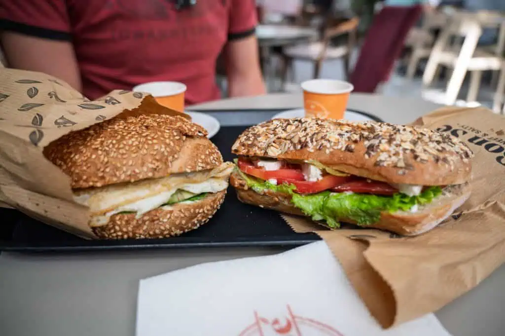 Kartenzahlung in Albanien – Café in Tirana mit belegten Broten