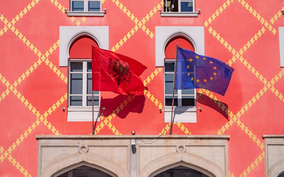 Tirana Albanien mit albanischer und europäischer Flagge