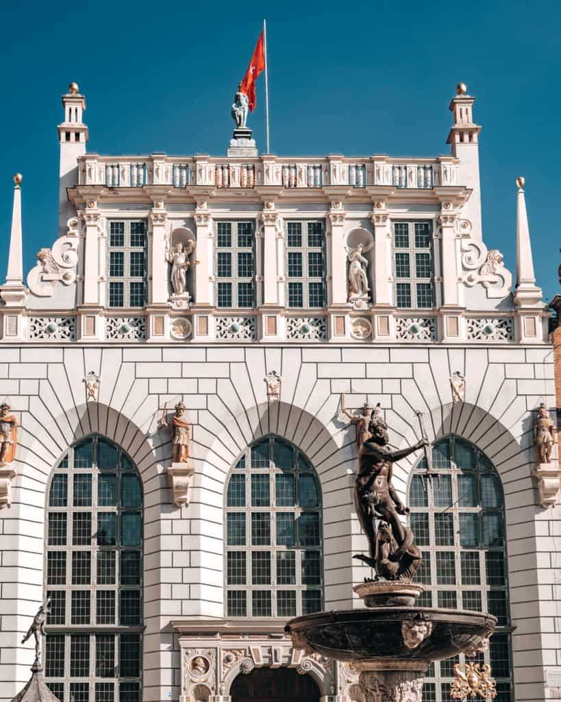 Historischer Artushof mit Neptunbrunnen am Langen Markt in Danzig