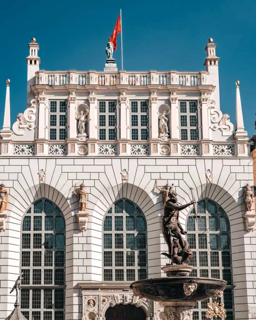 Historischer Artushof mit Neptunbrunnen am Langen Markt in Danzig