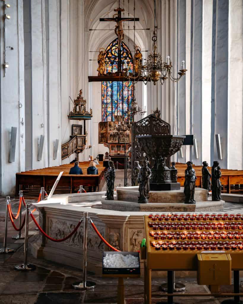 Blick ins Innere der Marienkirche in Danzig
