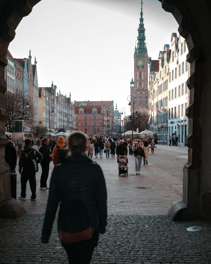 Durchgang durch das Grüne Tor in Danzig mit Blick auf den Langen Markt