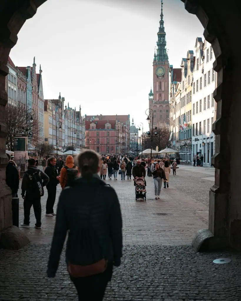 Durchgang durch das Grüne Tor in Danzig mit Blick auf den Langen Markt