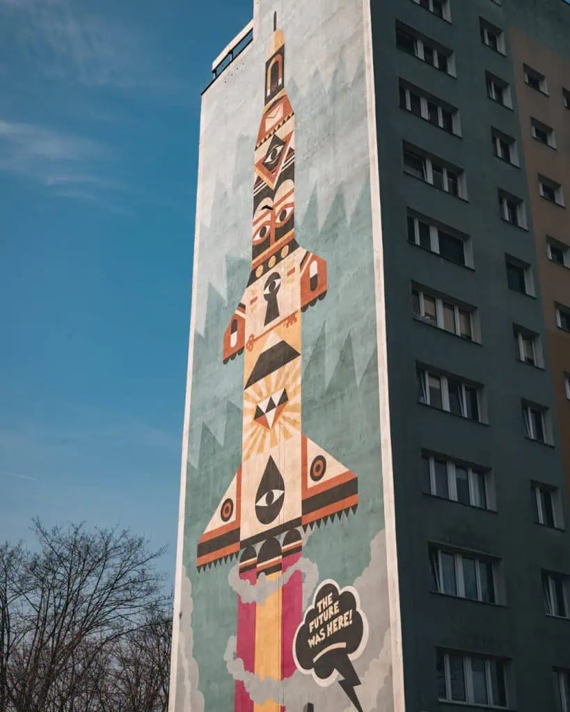 Farbiges Wandgemälde im Street-Art-Viertel Zaspa in Danzig