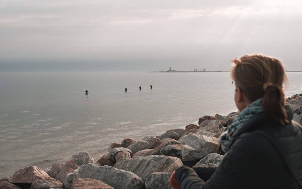 Blick auf Fischer, die am frühen Morgen an der Ostsee bei Danzig ihre Angeln auswerfen