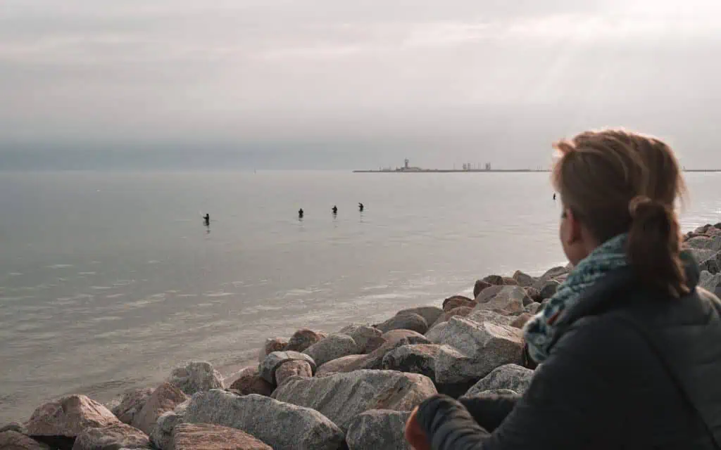 Blick auf Fischer, die am frühen Morgen an der Ostsee bei Danzig ihre Angeln auswerfen