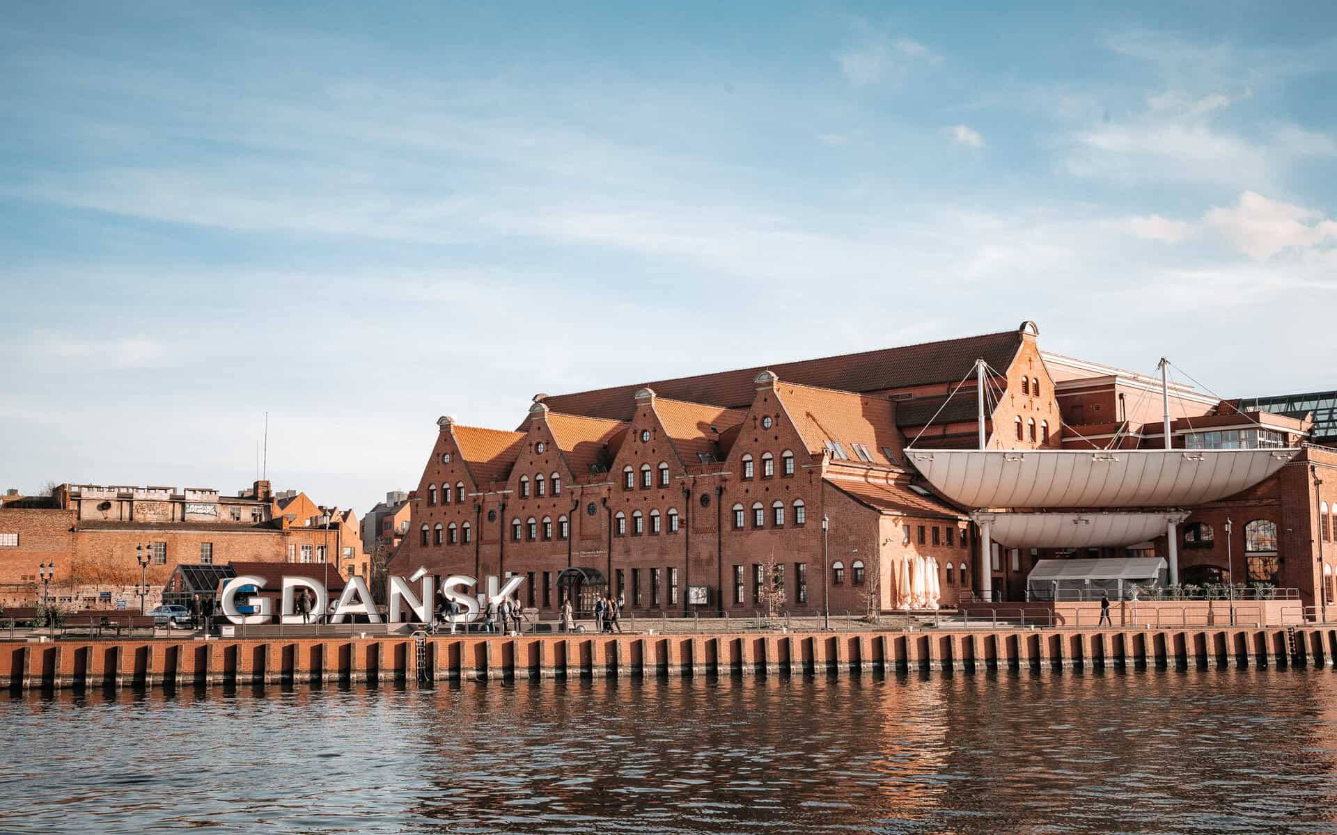 Danzig Reisetipps - Großer Danzig-Schriftzug an der Mottlau-Promenade